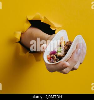 Nahaufnahme Hand hält Taco Stockfoto