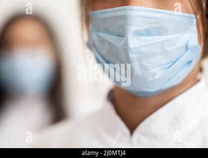 Ärzte tragen Gesichtsmaske Stockfoto