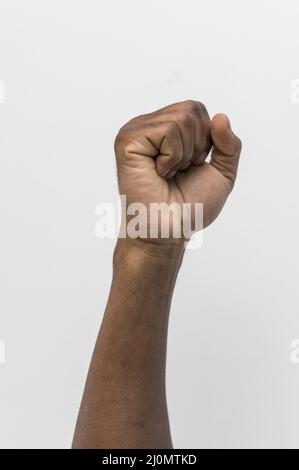 Schwarze Person hält Faust hoch (1) Stockfoto