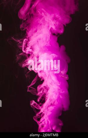 Abstrakte dichte flauschige Puffs von rosa Rauch auf schwarzem Hintergrund Stockfoto
