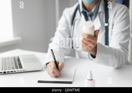 Arzt trägt Gesichtsmaske Klinik Stockfoto