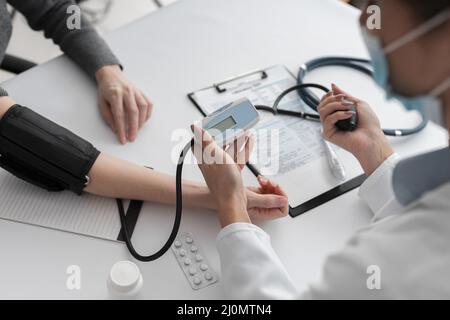 Arzt, der den medizinischen Zustand des Patienten überprüft Stockfoto