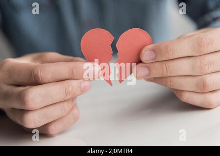 Nahaufnahme der Hände mit gebrochenem Herzen Stockfoto