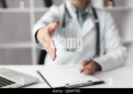 Nahaufnahme Arzt wartet darauf, Patienten die Hand zu schütteln (1) Stockfoto