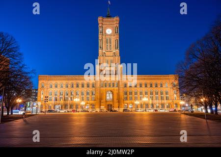 Im Morgengrauen heißt das Berliner Rathaus „Rotes Rathaus“ Stockfoto