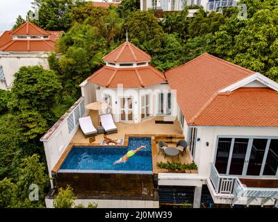 Phuket Thailand November 2021, Luxus-Resort mit Pool-Villa in Thailand an einem bewölkten Tag während der Regenzeit Stockfoto