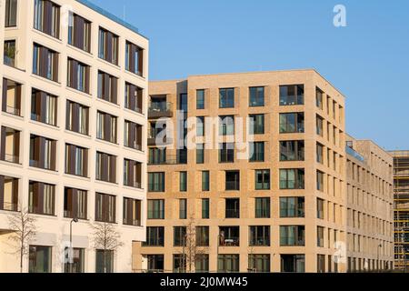 Neu gebaute Wohnhäuser in der Innenstadt von Berlin, Deutschland gesehen Stockfoto