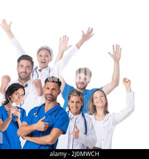 Gruppe glücklicher Ärzte, die ihre Arme vor weißem Hintergrund erheben Stockfoto