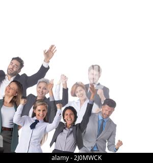 Die Gewinner des Unternehmens. Gruppe von glücklichen Menschen in formeller Kleidung, die feiern, gestikulieren, die Arme hochhalten und Positivität ausdrücken. Isoliert auf weißem Hintergrund Stockfoto