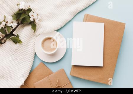Tasse Kaffee mit Grußkarte Geschenk Stockfoto