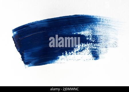 Dunkelblauer Pinselstrich weißer Hintergrund Stockfoto
