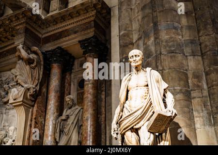 Statue des heiligen Bartholomäus mit einem Buch in den Händen im Dom. Italien, Mailand Stockfoto