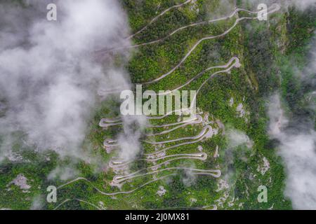 Luftaufnahme auf der Serpentinenstraße im Nationalpark Lovcen in Montenegro Stockfoto