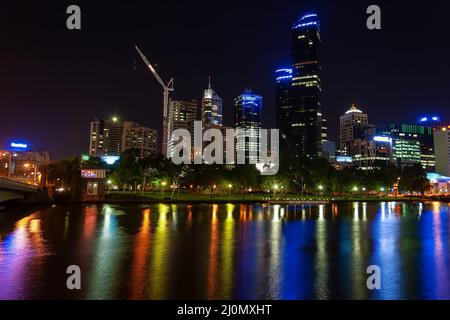 Melbournes Nachtkap mit Lichtern, die sich im Yarra-Fluss spiegeln Stockfoto
