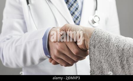 Nahaufnahme eines männlichen Arztes, der die Hände schüttelt Stockfoto