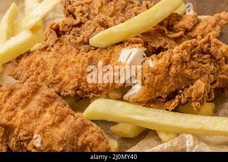 Nahaufnahme von gebratenen Hühnchen-Pommes Stockfoto
