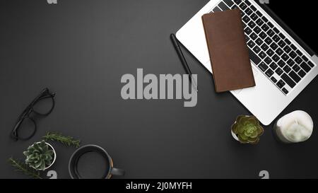 Flache Workstation mit Laptop-Kopierplatz Stockfoto