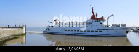 Die Fähre von Spiekeroog führt in den Hafen von Neuharlingersiel Stockfoto