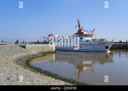 Die Fähre von Spiekeroog führt in den Hafen von Neuharlingersiel Stockfoto