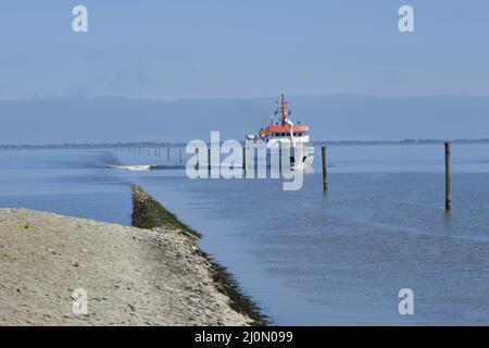 Die Fähre von Spiekeroog führt in den Hafen von Neuharlingersiel Stockfoto