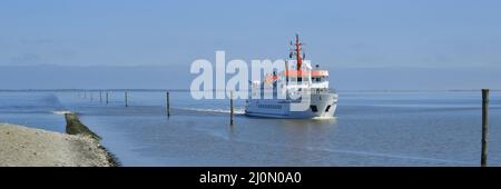 Die Fähre von Spiekeroog führt in den Hafen von Neuharlingersiel Stockfoto