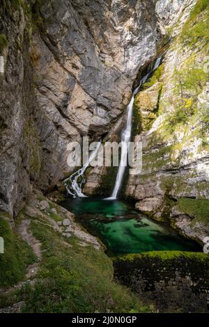 Eine vertikale Ansicht des Savica-Wasserfalls im Norden Sloweniens Stockfoto