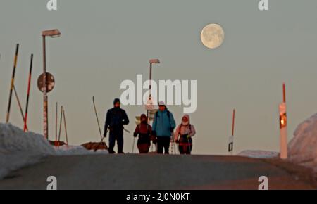 Schierke, Deutschland. 20. März 2022. Der Mond steht im Morgengrauen über dem Brocken. Bei der Tagundnachtgleiche ist die Sonne vom frühen Morgen bis zum Abend sichtbar. Die Tagundnachtgleiche markiert den astronomischen Beginn des Frühlings. Quelle: Matthias Bein/dpa-Zentralbild/dpa/Alamy Live News Stockfoto