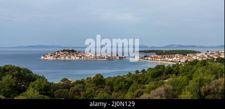 Panoramablick auf das idyllische Dorf Primosten in Kroatien und die Küste der Adria Stockfoto