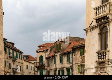 Alte Gebäude im historischen Stadtzentrum von Split mit einem bewölkten Himmel und Kopieplatz Stockfoto