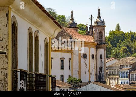 Alte Barockkirche zwischen den Häusern Stockfoto