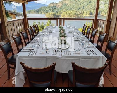 Esstisch mit Blick auf die West Coast Wilderness Lodge in Egmont, Kanada Stockfoto