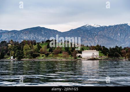 Blick vom Comer See auf die von Bäumen umgebene Villa Melzi. Italien Stockfoto