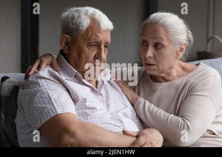 Liebevolle Frau unterstützt ihren älteren Mann, drückt Empathie aus Stockfoto