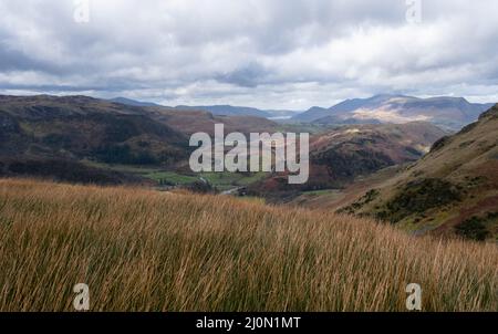 Blick in Richtung Skiddaw und Bassenthwaite Lake über das Thirlmere Valley von der Route nach Helvellyn im Lake District, Großbritannien Stockfoto