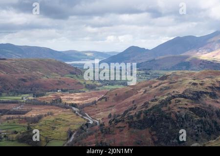 Blick in Richtung Skiddaw und Bassenthwaite Lake über das Thirlmere Valley von der Route nach Helvellyn im Lake District, Großbritannien Stockfoto