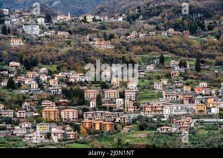 Bunte Häuser der Stadt Varenna, umgeben von Bergen. Como. Italien Stockfoto