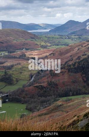 Blick in Richtung Skiddaw und Bassenthwaite Lake über das Thirlmere Valley von der Route nach Helvellyn im Lake District, Großbritannien Stockfoto