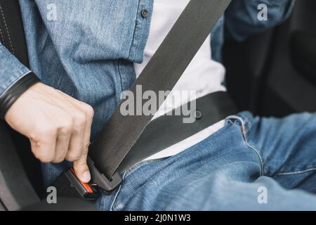 Nahaufnahme, Mann, der Sicherheitsgurt angelegt hat Stockfoto