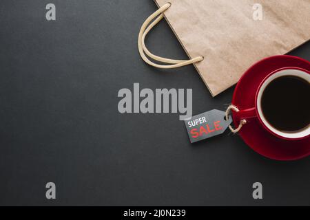 Rabatt Papiertüte mit Kaffee flach legen Stockfoto