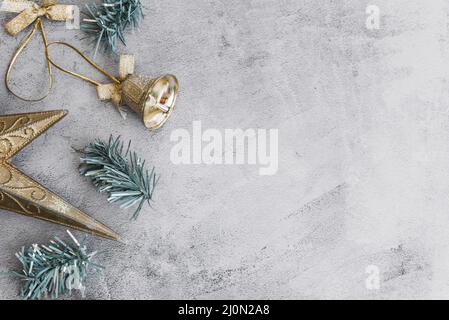 Weihnachtskomposition kleine metallische Glocke mit Ästen Stockfoto