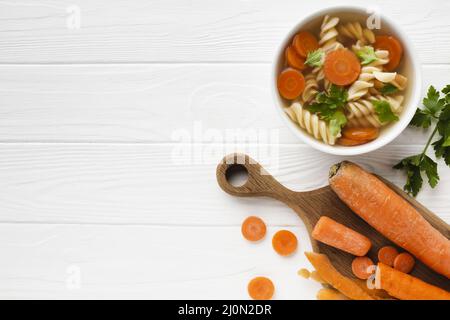 Flach legen Fusilli Brokkoli Karotten Schüssel mit Kopie Platz Stockfoto