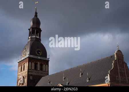 Turm der Rigaer Domkathedrale am kalten Winterabend Stockfoto