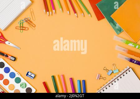 Anordnung Schule liefert Rahmen Stockfoto