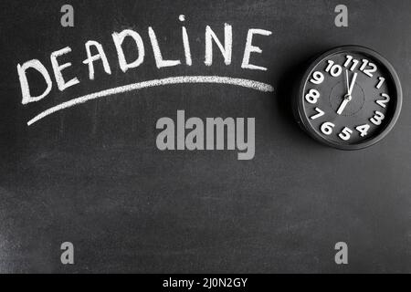Deadline Text Tafel mit Wecker Stockfoto