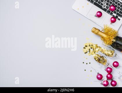 Champagner-Flasche mit Laptop-Tisch Stockfoto