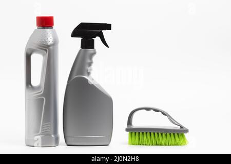 Anordnung mit Waschmittelflaschen Bürste Stockfoto