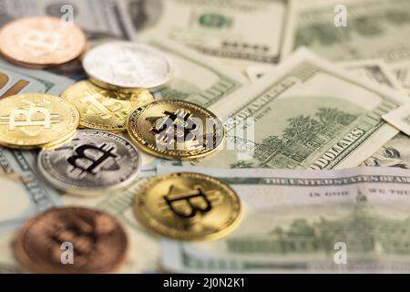 Bitcoin über Dollarscheinen schließen sich an Stockfoto