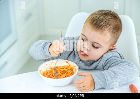 Kinder in der Küche am Tisch drehen Pasta. Selektiver Fokus Stockfoto