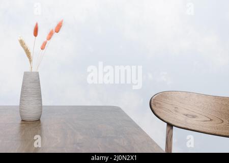 Nahaufnahme einer kleinen Vase mit getrockneten Pflanzen Stockfoto