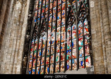 Farbige Buntglasfenster zu religiösen Themen im Dom. Italien, Mailand Stockfoto